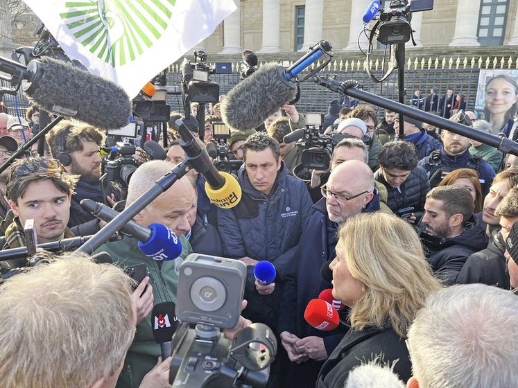 Tout au long de la journée, de nombreux députés, dont leur présidente Yaël Braun-Pivet (notre photo), mais également la députée européenne Céline Imart, Bruno Retailleau, l’ancien Premier ministre Michel Barnier, une délégation du RN, Laurent Wauquiez, Nicolas Dupont-Aignan ou encore Charles de Courson sont venus échanger avec les manifestants. Les échanges ont parfois été fermes. Le président de la FNSEA, Arnaud Rousseau, après avoir pris la parole, est longuement resté pour écoute...