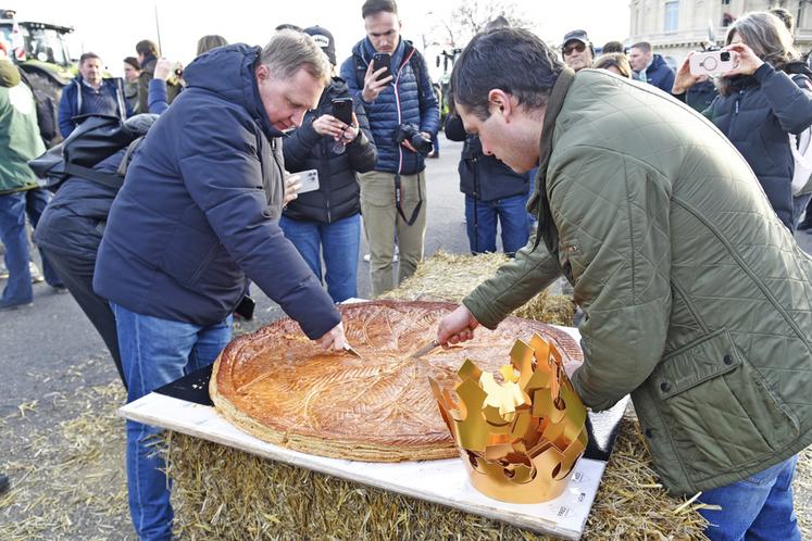 Les Boulangers du Grand Paris ont offert une galette des rois géante en signe de soutien au mouvement alors qu’ils utilisent des matières agricoles de qualité au quotidien.