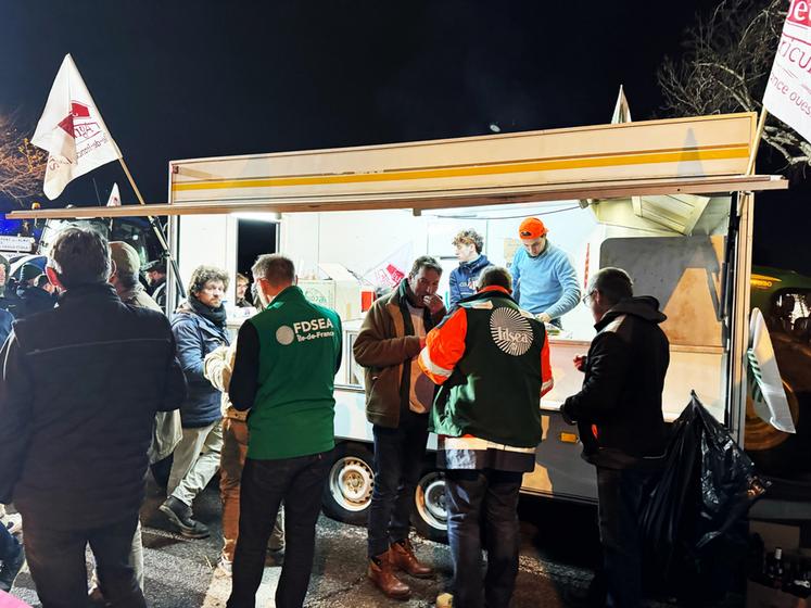 Dans le campement du Val-d’Oise, la baraque à frites des Béhot a permis aux agriculteurs de se restaurer dans une ambiance conviviale.