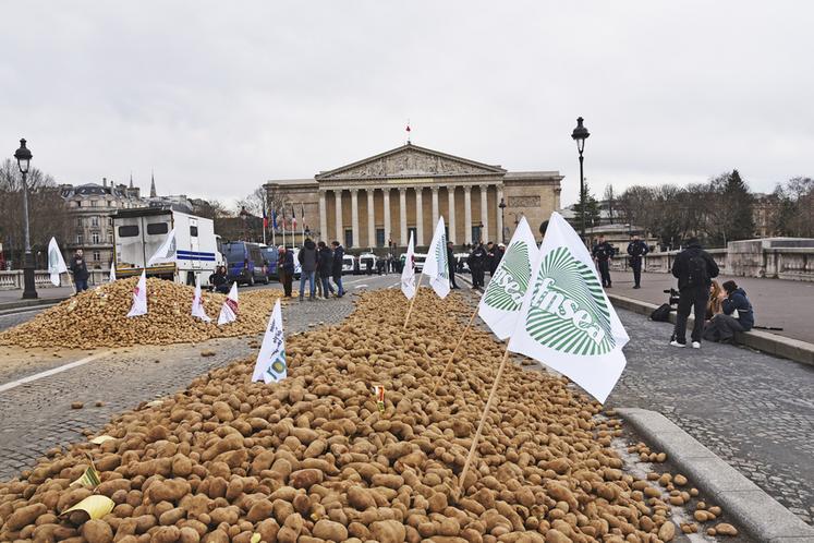 L'UNPT a déversé une trentaine de tonnes de pommes de terre, invitant les Parisiens à venir se servir pour rappeler leur mission de « nourrir la population ». Des pommes ont également été distribuées aux passants devant l'Assemblée nationale, alors que de nombreuses personnes montraient leur soutien aux agriculteurs.