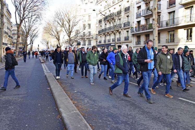 Une centaine d'agriculteurs a symboliquement accompagné la délégation reçue à Matignon sur le trajet. Ce fut l'occasion de chanter La Marseillaise, mais aussi de huer le ministère de la Transition écologique en passant à sa hauteur.
