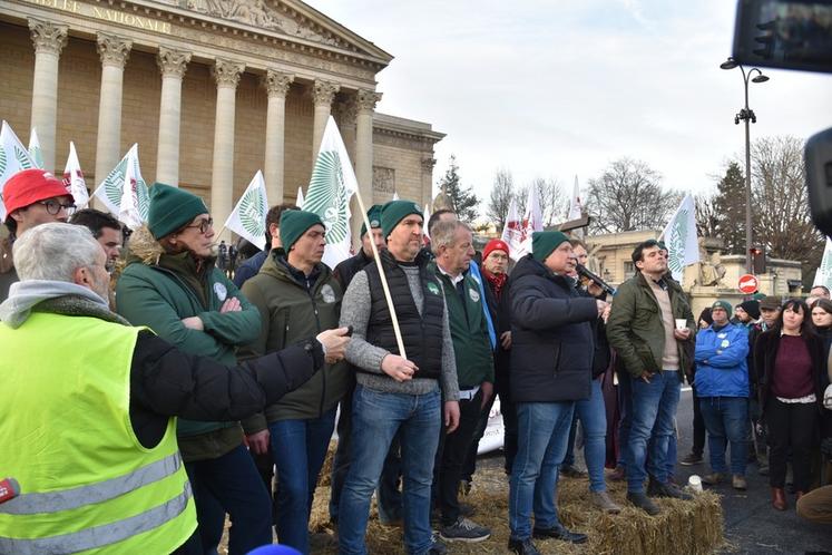 Vendredi 13 janvier, à Paris. Dernière mobilisation en date, la manifestation parisienne (voir page 10), ici devant l'Assemblée nationale, a rassemblée quelque 400 tracteurs et 800 agriculteurs. Les Loirétains étaient présents.