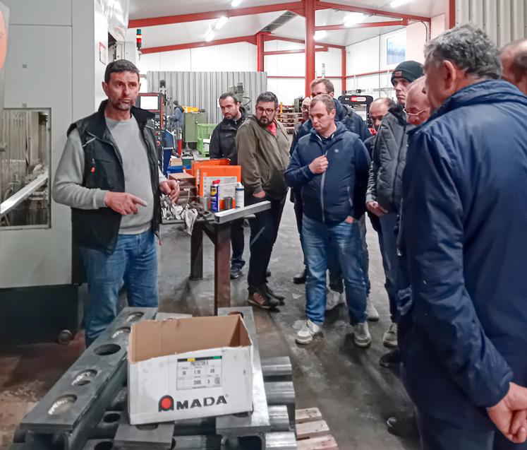 Mardi 9 décembre, à Viabon. Nicolas Pommier (à g.) a proposé une visite de son entreprise aux responsables des Cuma d'Eure-et-Loir, réunis là pour leur traditionnelle Journée des Cuma.