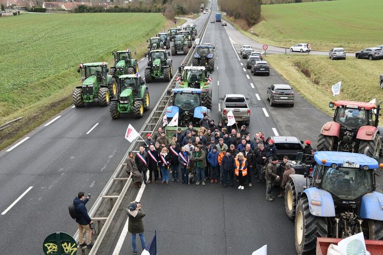 Jeudi 15 janvier, à Magny-en-Vexin (Val-d'Oise). Les agriculteurs du Vexin ont bloqué la RN14, poursuivant leur mobilisation pour la préservation de l'agriculture française.