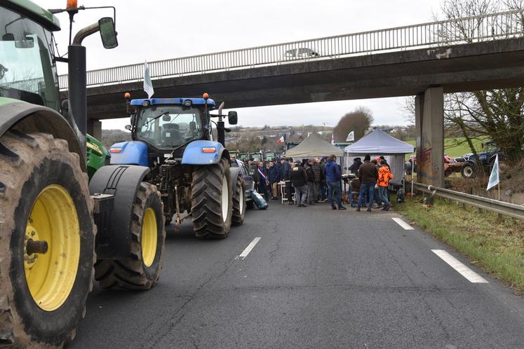 Jeudi 15 janvier, à Magny-en-Vexin (Val-d'Oise). Les agriculteurs du Vexin ont bloqué la RN14, poursuivant leur mobilisation pour la préservation de l'agriculture française.