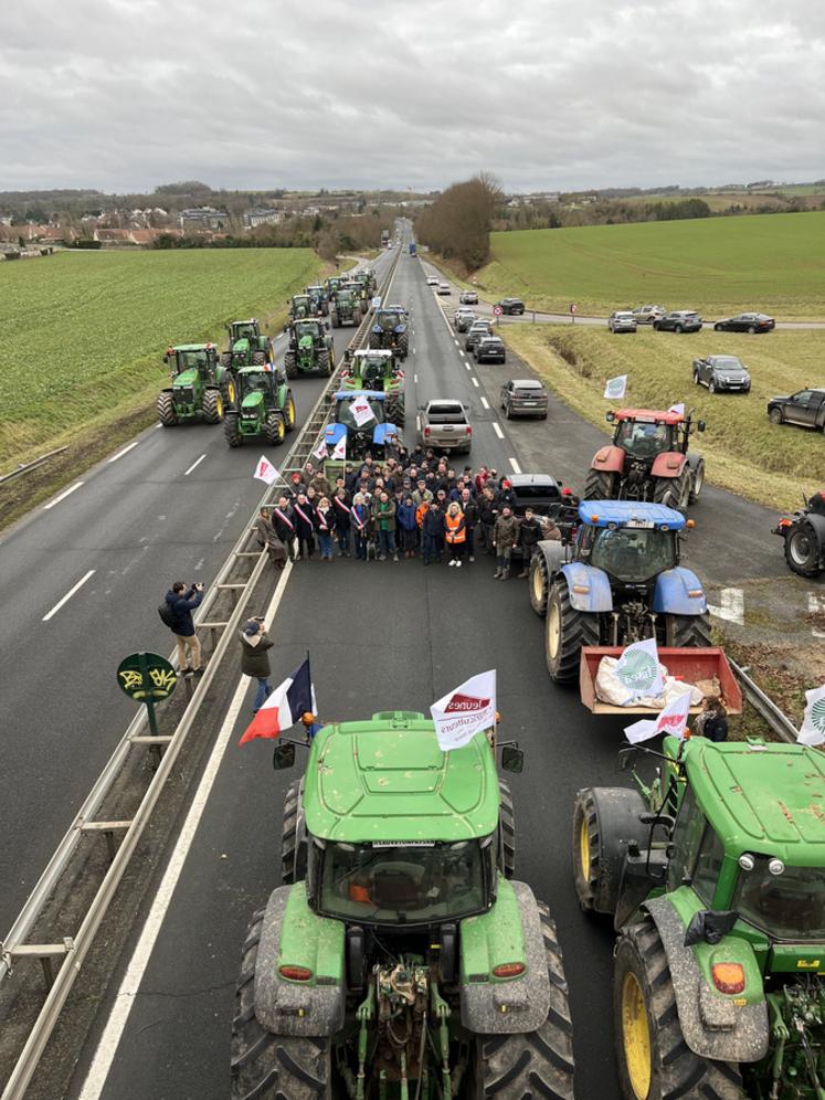 Jeudi 15 janvier, à Magny-en-Vexin (Val-d'Oise). Les agriculteurs du Vexin ont bloqué la RN 14, poursuivant leur mobilisation pour la préservation de l'agriculture française.