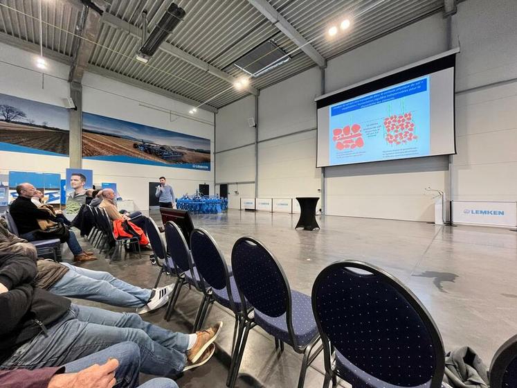 Jeudi 15 janvier, à Boigny-sur-Bionne. De nombreux agriculteurs ont participé à la matinée technique organisée dans le showroom de Lemken.