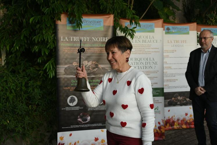 La présidente de l’association a officiellement ouvert le marché, marquant le lancement de cette nouvelle édition consacrée à la truffe.