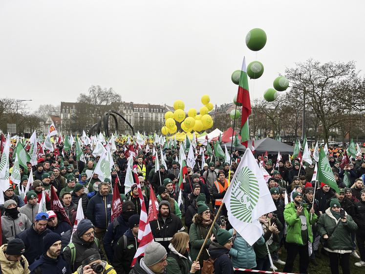 Marée humaine et drapeaux flottant sur la place de Bordeaux. Dix-sept pays ont rejoint les exploitants agricoles français. 