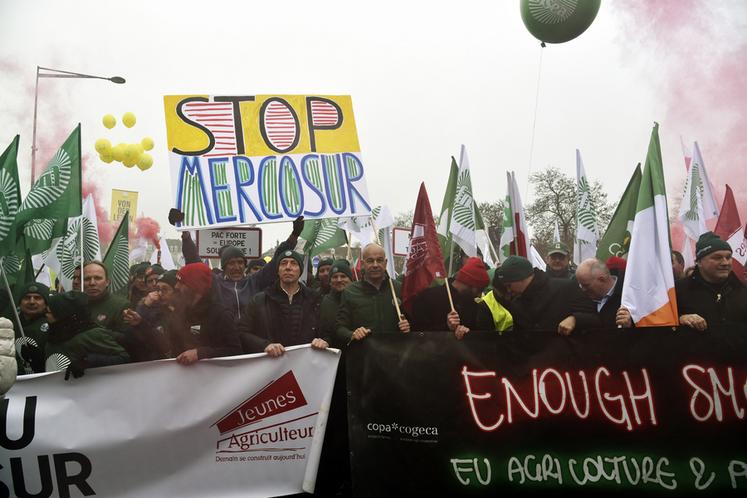 Les fumigènes verts et rouges, aux couleurs de la FNSEA et de JA, marquent le début du défilé.