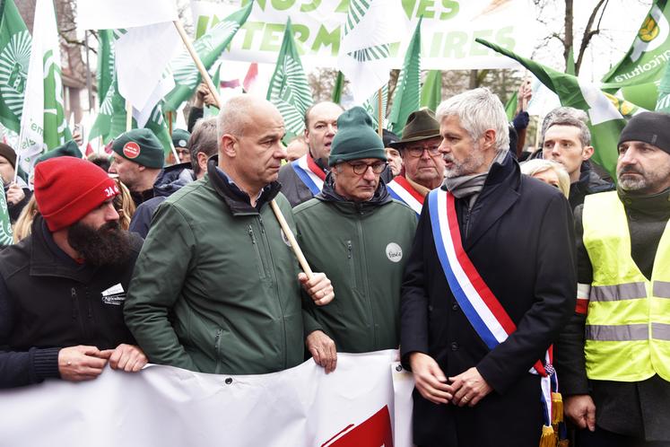 À mi-chemin, une délégation de parlementaires français vient apporter son soutien aux agriculteurs. Parmi eux, le président LR, Laurent Wauquiez, et le sénateur Pierre Cuypers.