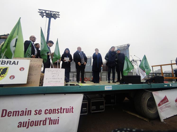 Comme certains s'y étaient engagés devant les manifestants la veille, les parlementaires européens ont voté, mercredi 21 janvier, en faveur de la résolution visant à saisir la Cour de justice de l’Union européenne sur l’accord commercial entre l’Union européenne et le Mercosur.