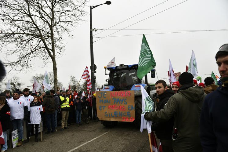 Un impressionnant défilé de tracteurs au cœur du quartier européen à Strasbourg. Certains y sont restés la nuit et jusqu'au vote de la saisine.