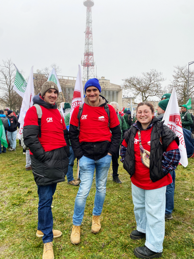 Mardi 20 janvier, à Strasbourg. Maxence Châtaignier (JA Loire-Beauce), Justin Durand (président JA Beaune-la-Rolande) et Léane Farina Javoy (nouvelle adhérente JA Loire-Beauce) prêts à prendre la marche vers le Parlement européen.