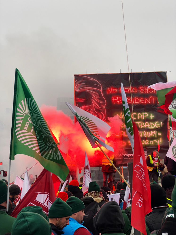 Les adhérents JA et FNSEA étaient nombreux mardi 20 janvier devant le Parlement européen. 