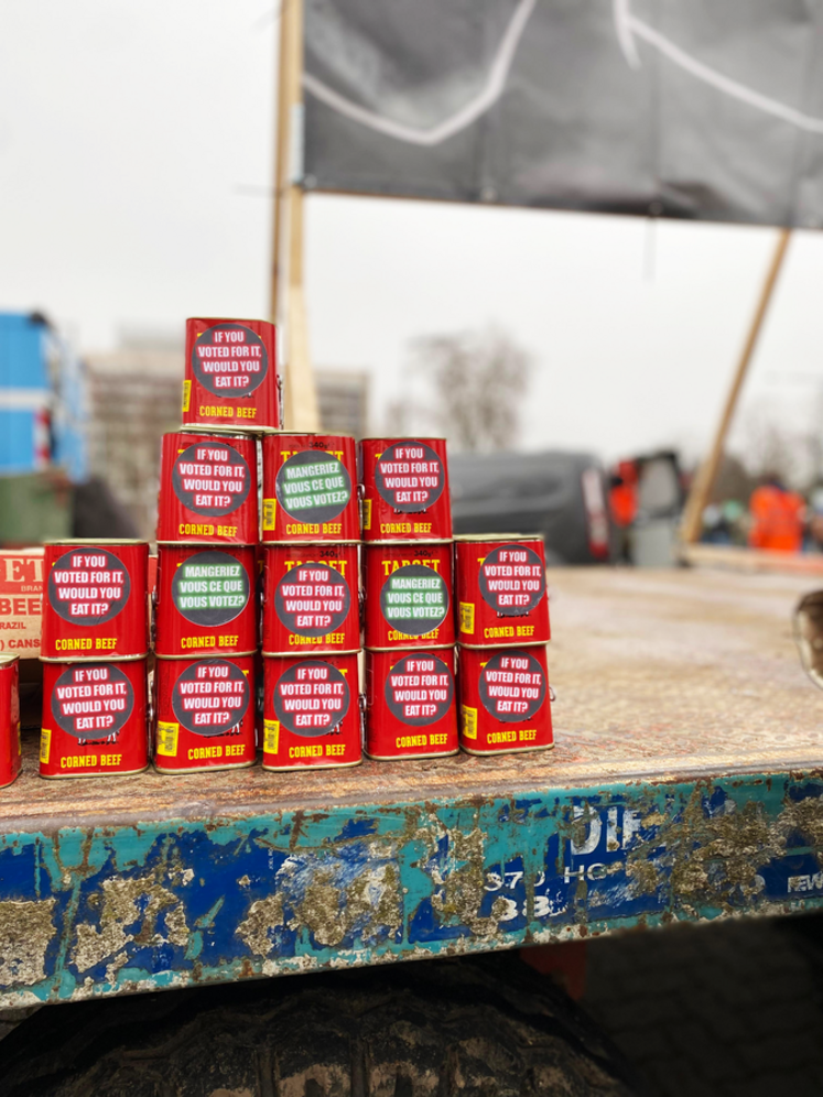 Conserves de viande bovine importée du Brésil avec un autocollant « Mangeriez-vous ce que vous votez ? ».