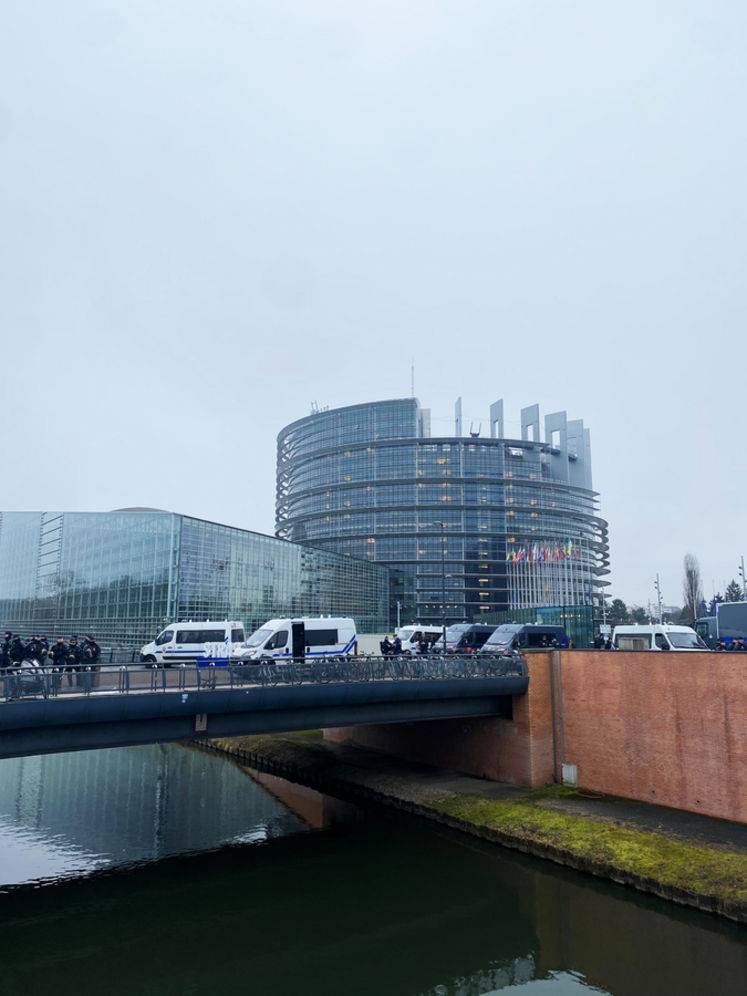 La mobilisation devant le Parlement européen a donné lieu à quelques heurts avec les forces de l’ordre, sans faire dégénérer le rassemblement.