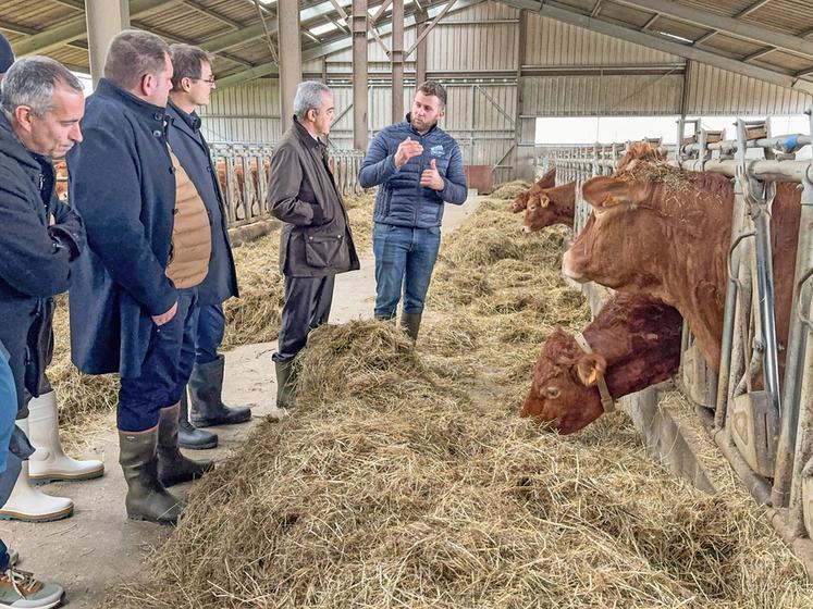 Mercredi 21 janvier, à Villoiseaux (Arrou). Alexandre Plateau (à d.), a détaillé pour le préfet Hervé Jonathan (au c.) le fonctionnement de son exploitation.