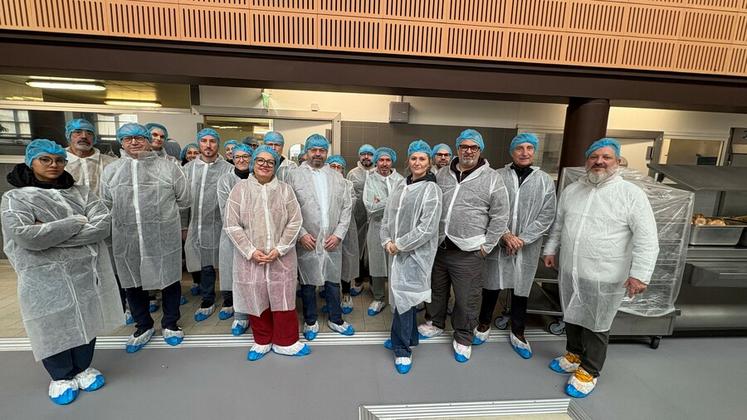 Paris, vendredi 16 janvier. Un groupe de participants visite les cuisines et le restaurant de collectivité Chérioux.