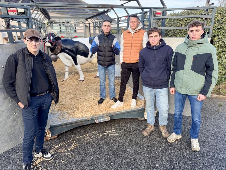 Samedi 24 janvier, à Beaumont-les-Autels. Ce sont les élèves de 1re des bacs pros qui ont organisé les portes ouvertes de la MFR. Ceux de la filière agricole ont amené du matériel.