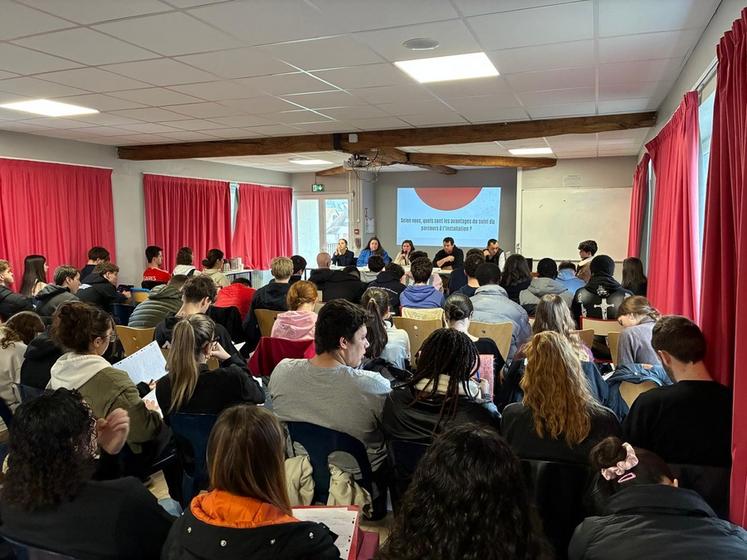 Jeudi 22 janvier, à Magnanville (Yvelines). Les élèves de l'Esta ont pu découvrir le parcours à l'installation grâce à une présentation du PAI.