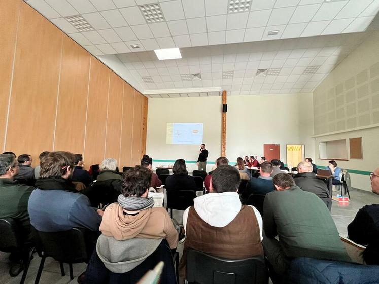 Lundi 26 janvier, à Pithiviers-le-Vieil. Les adhérents étaient nombreux à assister à l’assemblée générale du Geeta* de Pithiviers. La Chambre du Loiret leur a remis le guide L’Indispensable, destiné à accompagner les exploitants dans leurs pratiques quotidiennes.