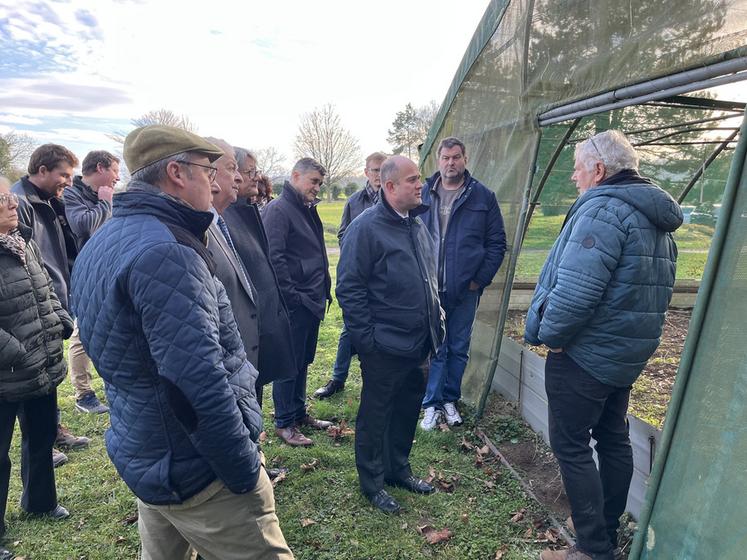 Lundi 19 janvier, à Oinville-sur-Montcient (Yvelines). La Ferme du Colimaçon a reçu la visite du préfet et du sous-préfet, venus découvrir l'élevage d'escargots.