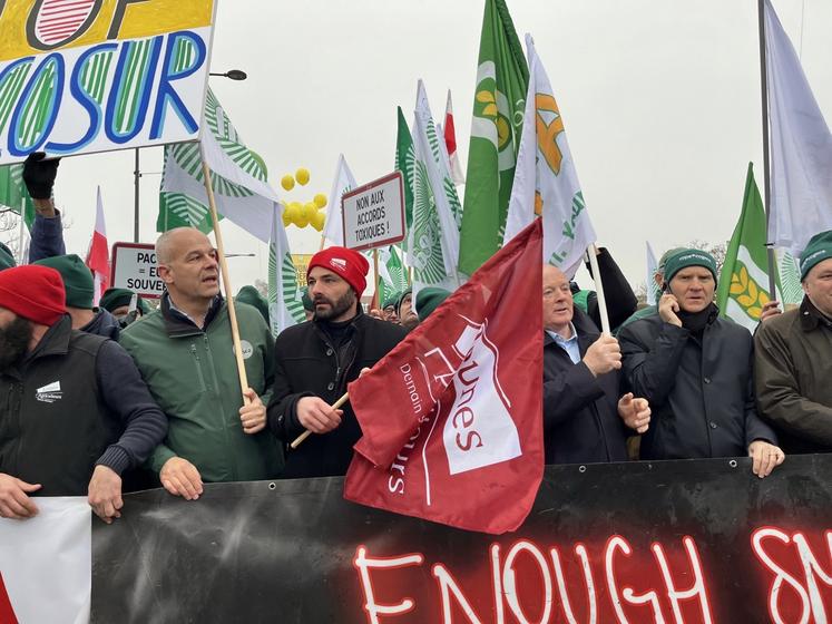 Mardi 20 janvier 2026, à Strasbourg. Les agriculteurs défilent derrière le président de la FNSEA, Arnaud Rousseau, jusqu'au Parlement européen.