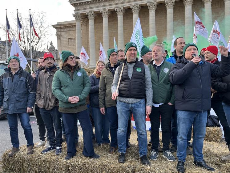 Mardi 13 janvier 2026, à Paris. Manifestation d'agriculteurs devant l'Assemblée nationale.
