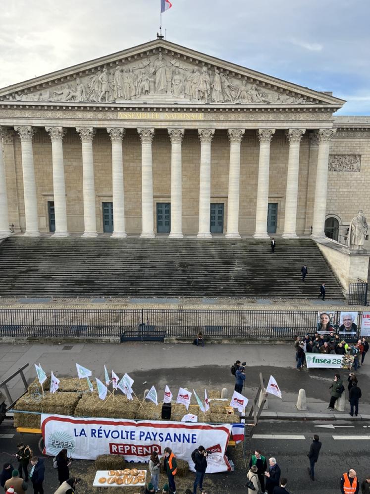 Mardi 13 janvier 2026, à Paris. Manifestation d'agriculteurs devant l'Assemblée nationale.