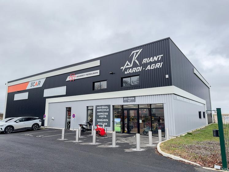 Le 22 janvier, à Gallardon. Le magasin Riant Jardi-Agri a ouvert à l'été 2024 et est bien placé dans la zone commerciale au nord de la ville.