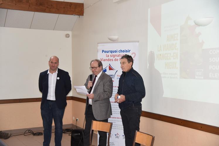 Nanteau-sur-Lunain, vendredi 12 décembre. Le président d'Interbev Île-de-France, Jean-Raymond Dumas, ouvre la journée entouré de David Tourte et Philippe Dufour, éleveurs seine-et-marnais. 