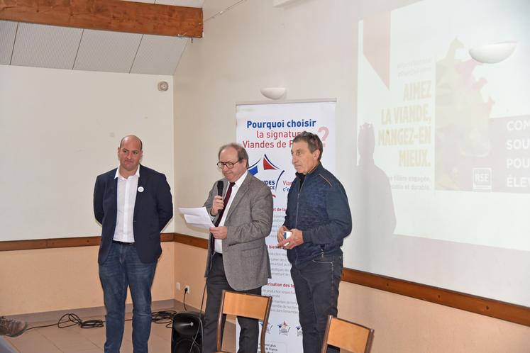 Nanteau-sur-Lunain (Seine-et-Marne), vendredi 12 décembre. Le président d'Interbev Île-de-France, Jean-Raymond Dumas, ouvre la journée entouré de David Tourte et Philippe Dufour, éleveurs seine-et-marnais.