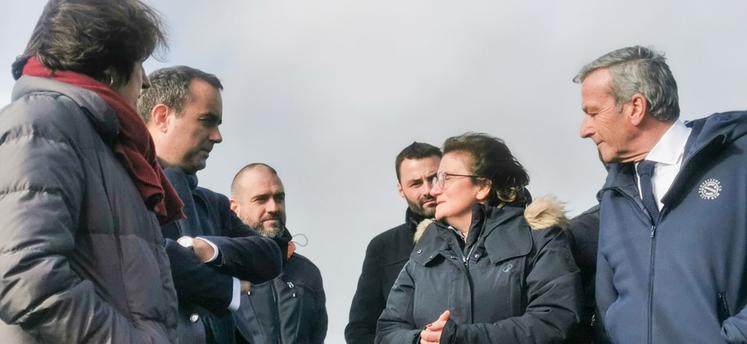 La visite de Sébastien Lecornu (à g.) a débuté par celle d'une parcelle d'amandiers de l'exploitation d'Aude Sevestre (à d.), un exemple pour lui de diversification et d'adaptation au changement climatique.