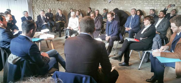 Les représentants des organisations professionnelles agricoles et les élus ont pu échanger longuement avec Sébastien Lecornu et quatre de ses ministres.