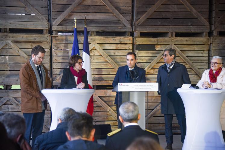 Vendredi 30 janvier, à Baigneaux. Entourés de ses ministres, David Amiel, Annie Genevard, Serge Papin et Françoise Gatel (de g. à d.), Sébastien Lecornu (au c.) a annoncé le lancement des Contrats d'avenir inspirés par Jeunes agriculteurs.