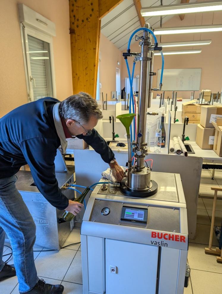 La machine Bucher-Vaslin fonctionne avec le principe d'évaporation sous vide et permet d'abaisser un vin à 6 ° d’alcool. L’opération dure environ sept minutes par bouteille.