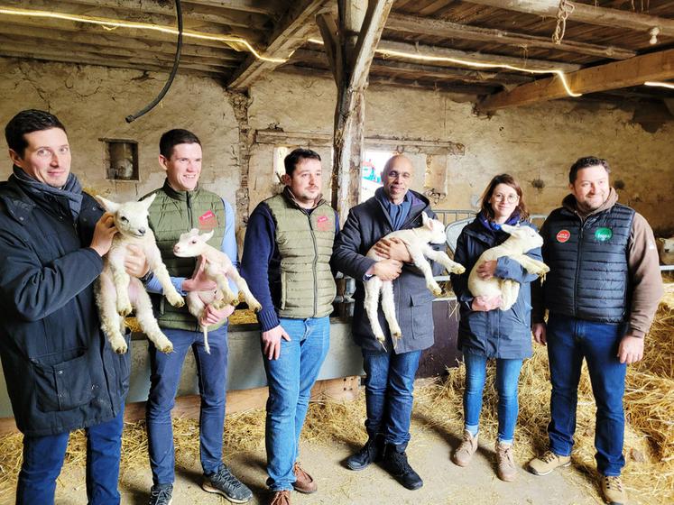 Vendredi 30 juin, à Ouzouer-des-Champs. Le sous-préfet de Montargis, Narendra Jussien, a visité l'exploitation d'un jeune agriculteur en grandes cultures qui a créé un atelier ovin pour se diversifier.