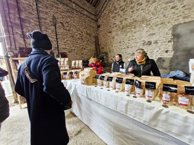 Dimanche 1er février, à Attray. Les visiteurs ont pu découvrir les farines de la ferme mais aussi déguster différentes préparations.