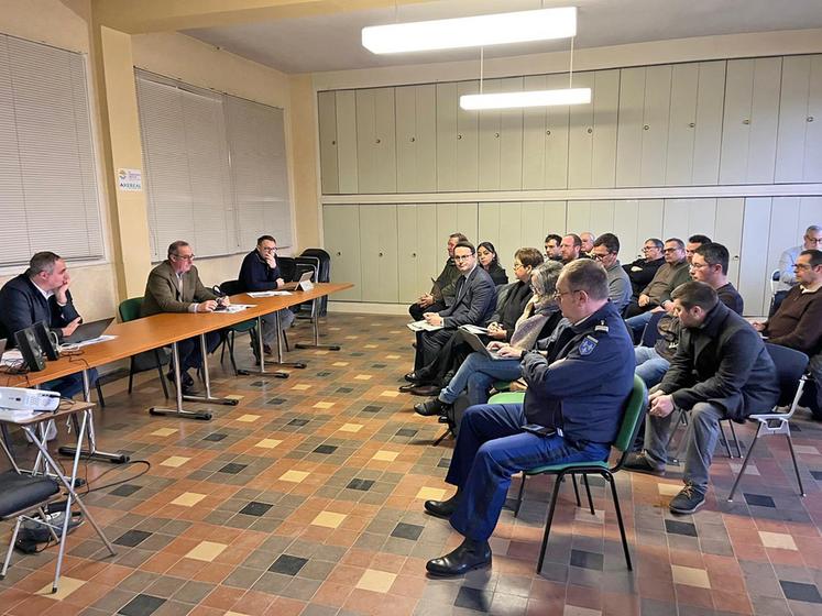 Vendredi 23 janvier, à Corbeil-Essonnes (Essonne). L'AG du Syndicat de Corbeil est revenu sur plusieurs sujets locaux : l’opposition à deux contrôles, la convention avec la gendarmerie, la police et le procureur, ainsi que la présence des gens du voyage sur certains terrains.