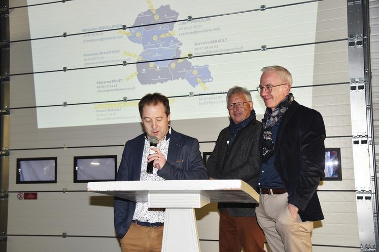Crépy-en-Valois (Oise), mercredi 28 janvier. De g. à d., Julien Antoine, dirigeant de Motobrie, Patrick Antoine, le fondateur, et Vincent Dolay, responsable des ventes.