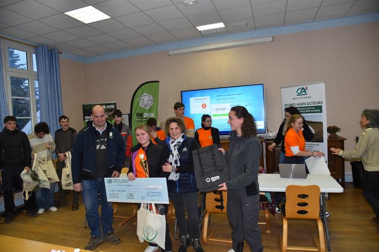 La lauréate Angèle Delplace entourée de David Tourte, Véronique Delorme et Adeline Maffray.