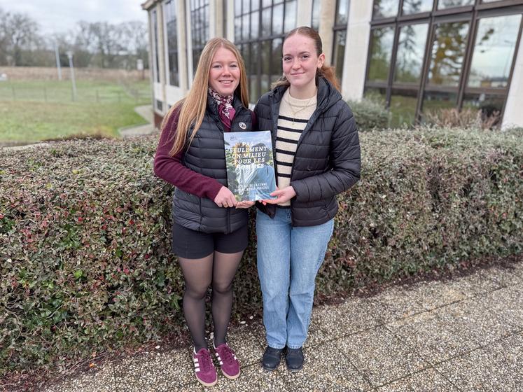 Le 26 janvier, à Châteaudun. Candice et Aurore ont publié un magazine sur la place des femmes dans le monde agricole dans le cadre de leurs études.