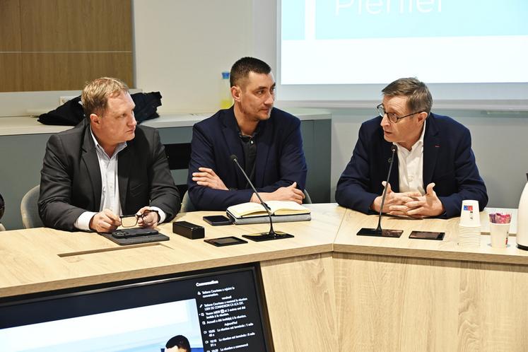 Présidé par Samuel Vandaele (au c.), le Caf a été accueilli dans les locaux de la Coopération agricole par son président, Dominique Chargé (à d.).