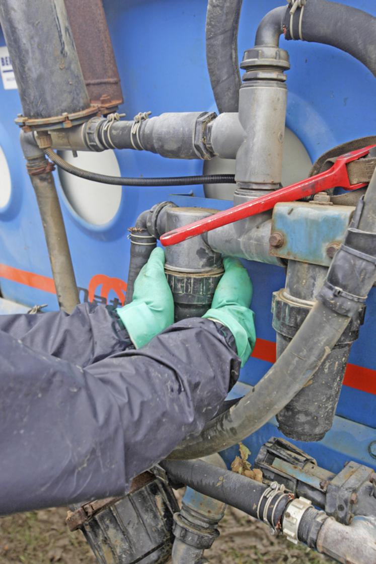 Le filtre du pulvérisateur doit être démonté et vérifié.