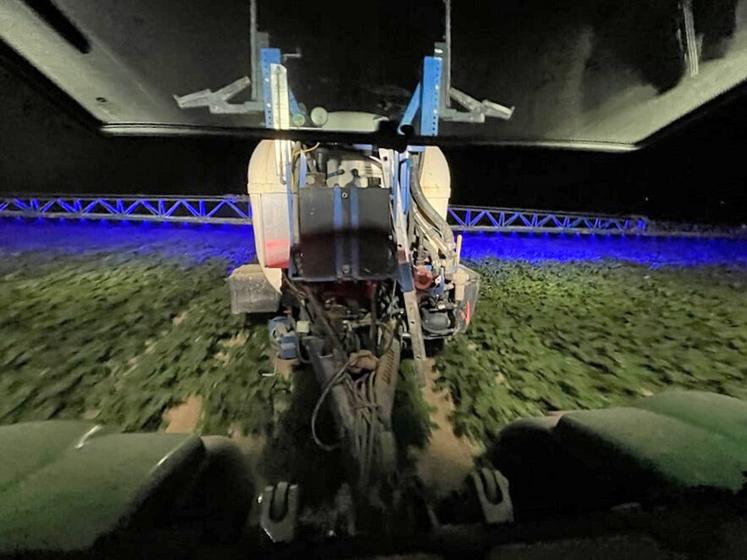 Les feux de travail du tracteur sont utiles pour voir la rampe du pulvérisateur et aider dans les manœuvres, mais ils ne présentent pas la même efficacité que les phares bleus pour surveiller les jets.