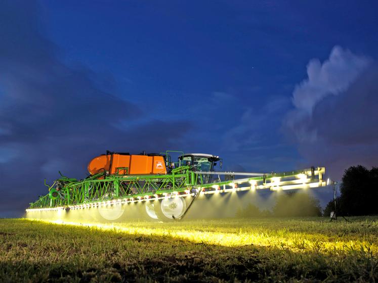 Le constructeur allemand Amazone propose sur ses pulvérisateurs un éclairage à leds sur chaque buse.