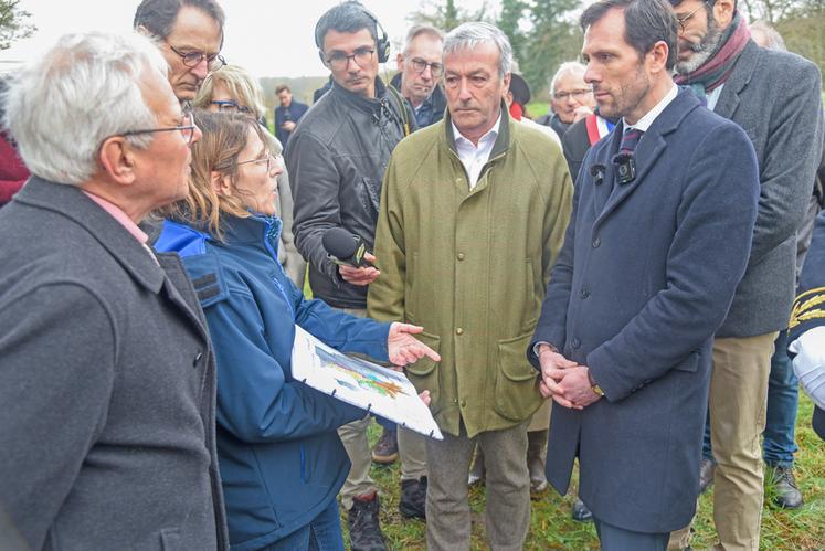 Vendredi 6 février, à Arrou. Le ministre délégué à la Transition écologique, Mathieu Lefèvre (à d.), se fait expliquer le dispositif mis en place pour prévenir les crues par la directrice du Smar Loir 28, Céline Morin (à g.).