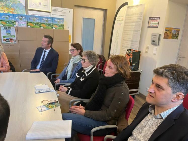 Plusieurs responsables locaux étaient présents à l'occasion de ces assemblées générales : Karl Olive (à g.), député, Pauline Winocour-Lefevre (2<SUP>e</SUP> à g.), vice-présidente du conseil départemental des Yvelines, Béatrice Piron (au c.), députée, Thomas Petitguyot (à d.), adjoint à la DDT des Yvelines.