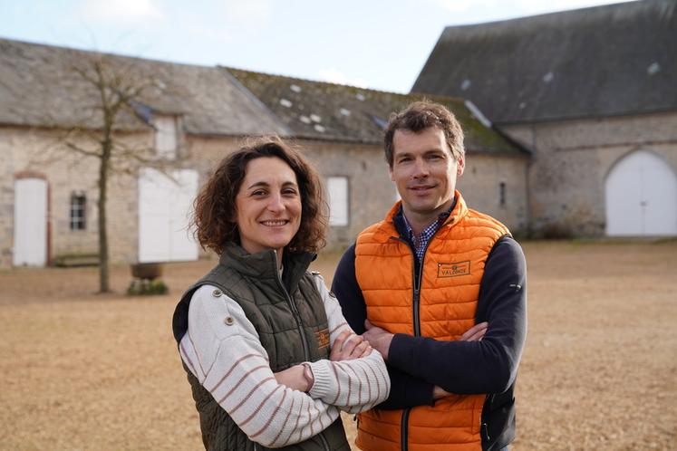 Solenne Thevenet et son mari Rémi produisent, transforment et vendent eux-mêmes leurs graines de courge sous la marque Valconie.